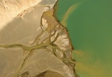 Río Atuel: un río en el desierto. Mendoza, Argentina Vista panorámica del Río Atuel en Mendoza